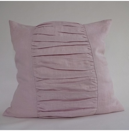 Rosa kuddfodral med draperade veck 
