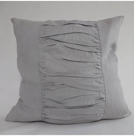 Ljusgrtt kuddfodral med draperade veck 