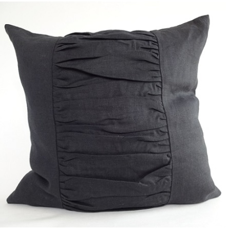 Svart kuddfodral med draperade veck 