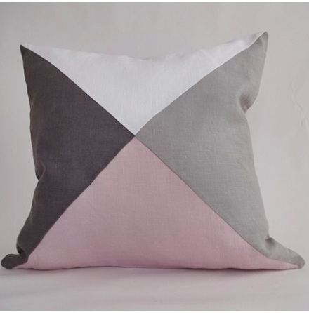 Triangelmnstrat kuddfodral multi vitt och rosa