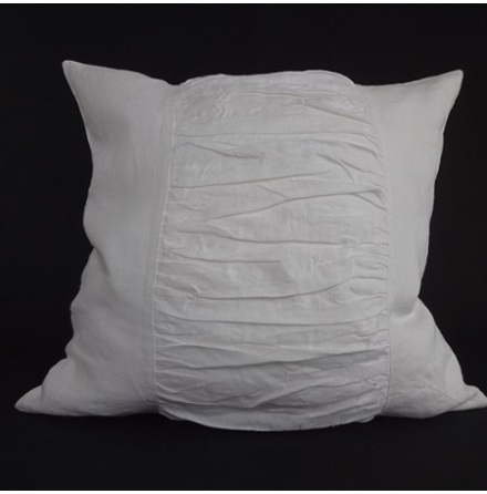 Vitt kuddfodral med draperade veck 